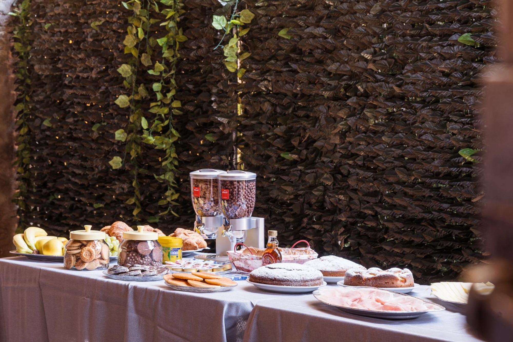 Bed & Breakfast La Corte And Restaurant - Free Parking - 10 Minutes To The And Centre