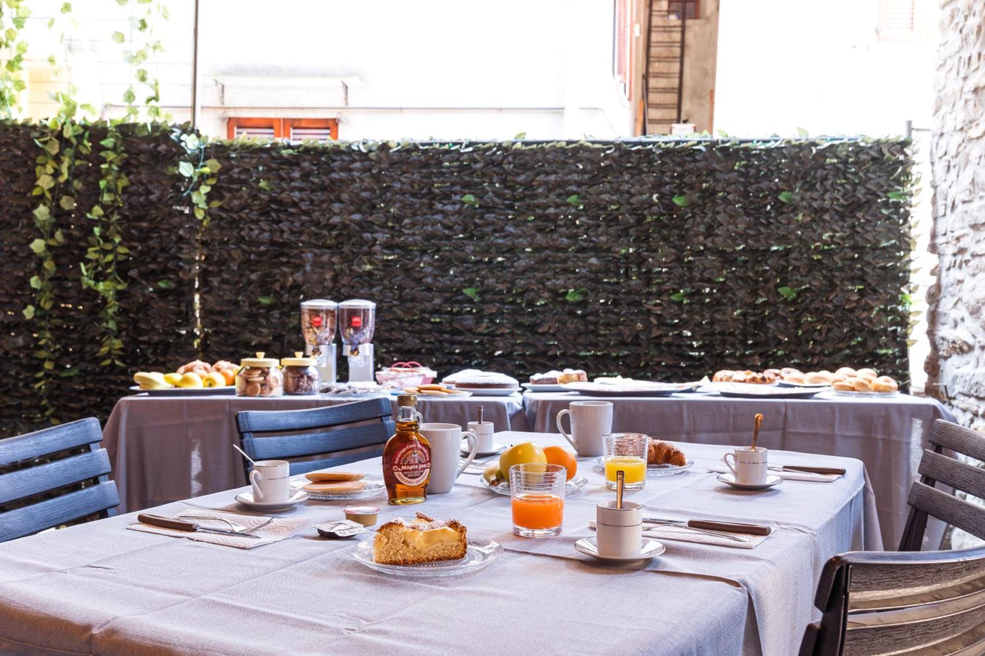 Bed & Breakfast La Corte And Restaurant - Free Parking - 10 Minutes To The And Centre Tavernerio