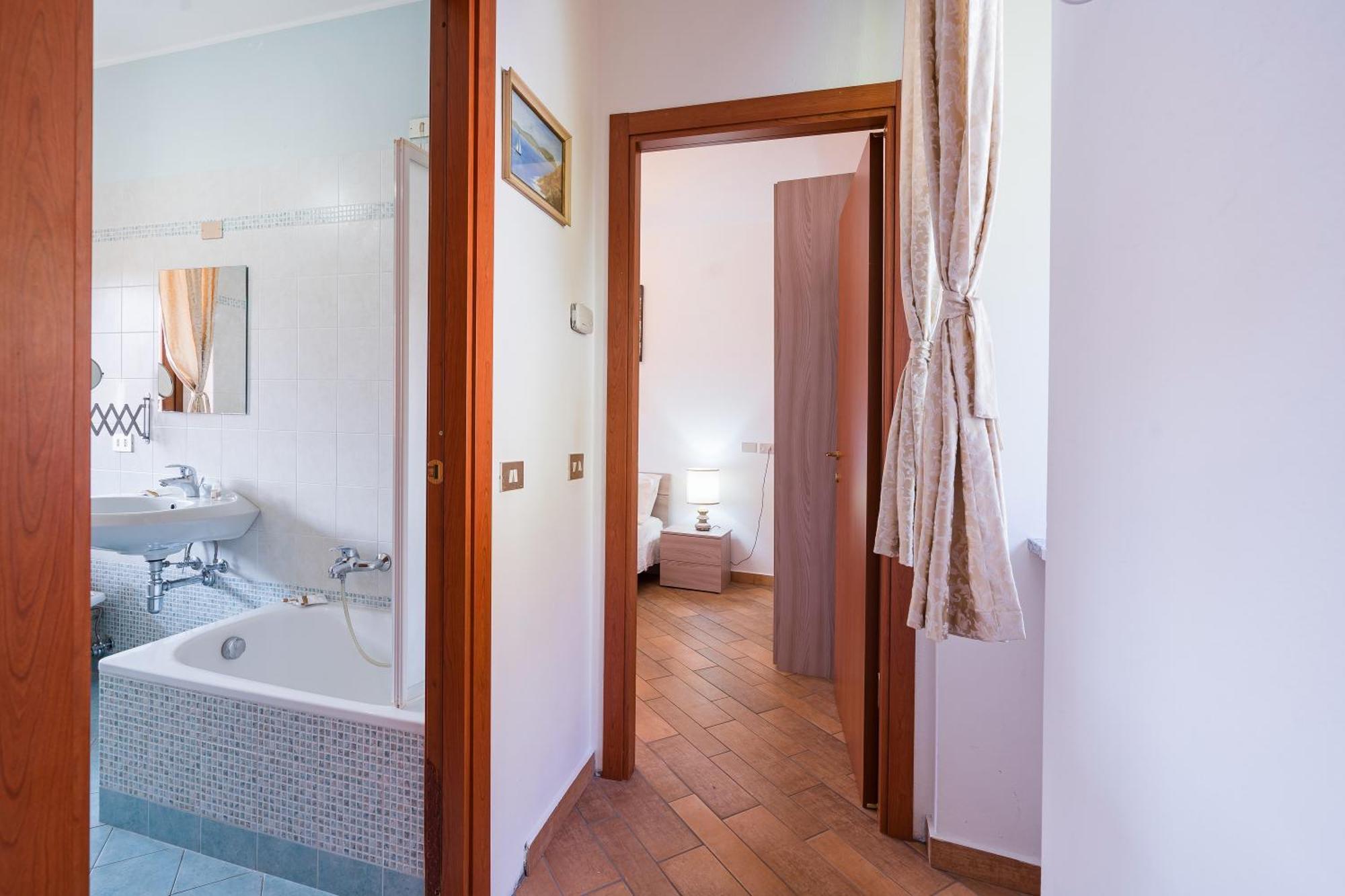 Bed & Breakfast La Corte And Restaurant - Free Parking - 10 Minutes To The And Centre Tavernerio